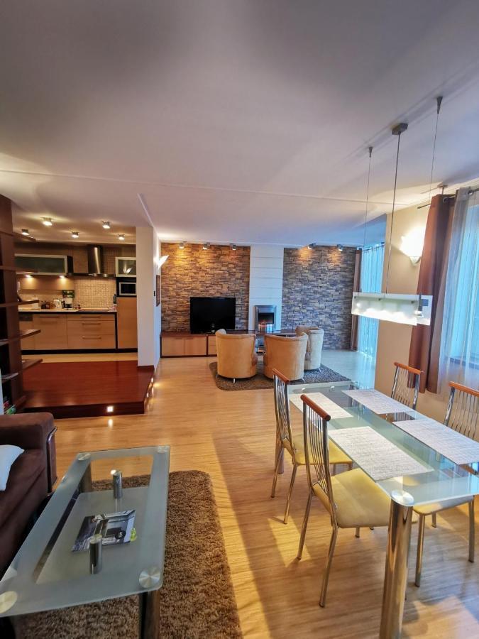 Uroczy Apartament Przy Deptaku Z Parkingiem. Polanica-Zdroj Dış mekan fotoğraf
