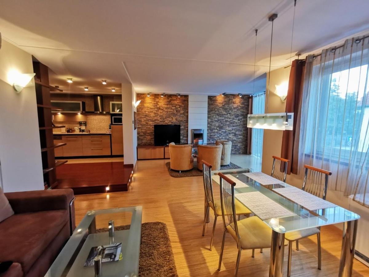 Uroczy Apartament Przy Deptaku Z Parkingiem. Polanica-Zdroj Dış mekan fotoğraf