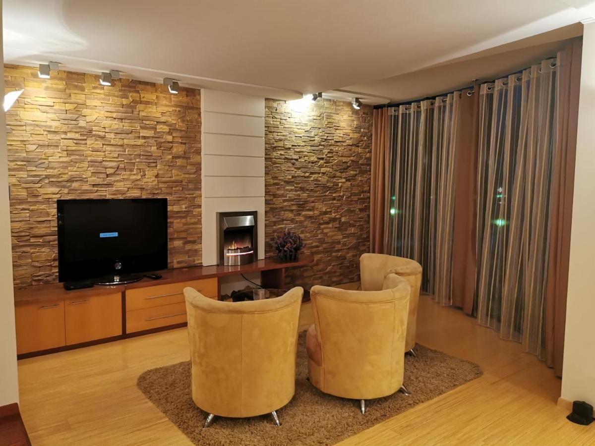 Uroczy Apartament Przy Deptaku Z Parkingiem. Polanica-Zdroj Dış mekan fotoğraf