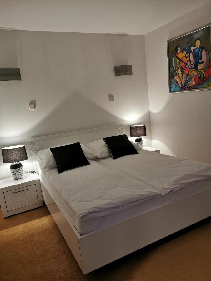 Uroczy Apartament Przy Deptaku Z Parkingiem. Polanica-Zdroj Dış mekan fotoğraf