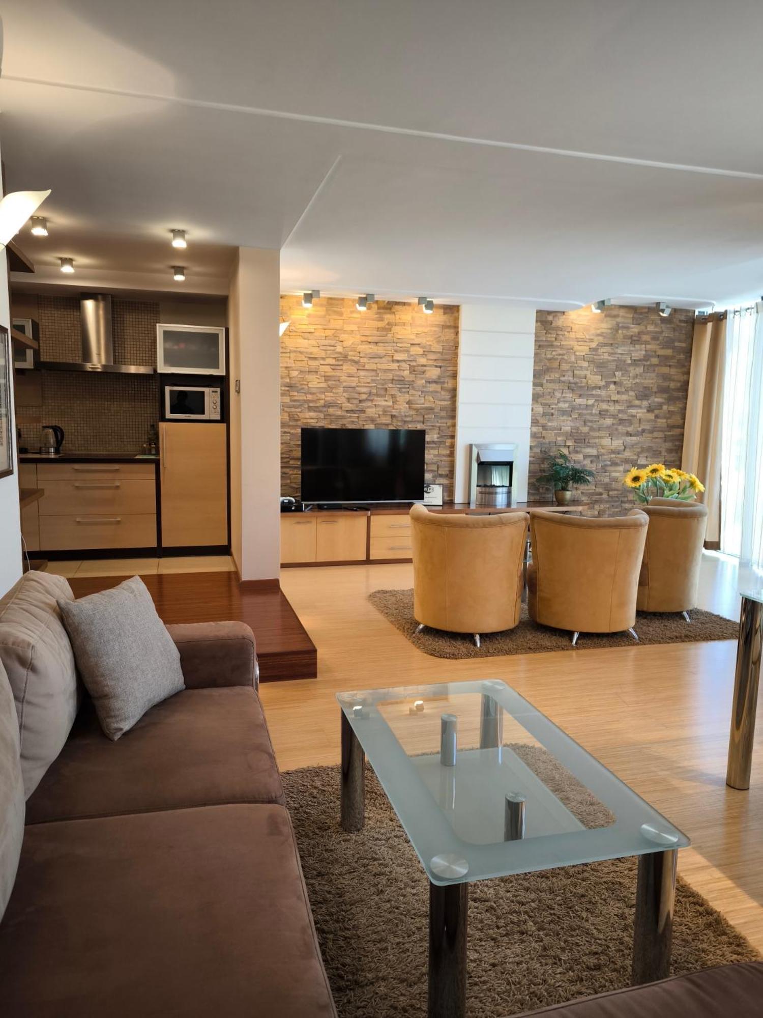 Uroczy Apartament Przy Deptaku Z Parkingiem. Polanica-Zdroj Dış mekan fotoğraf