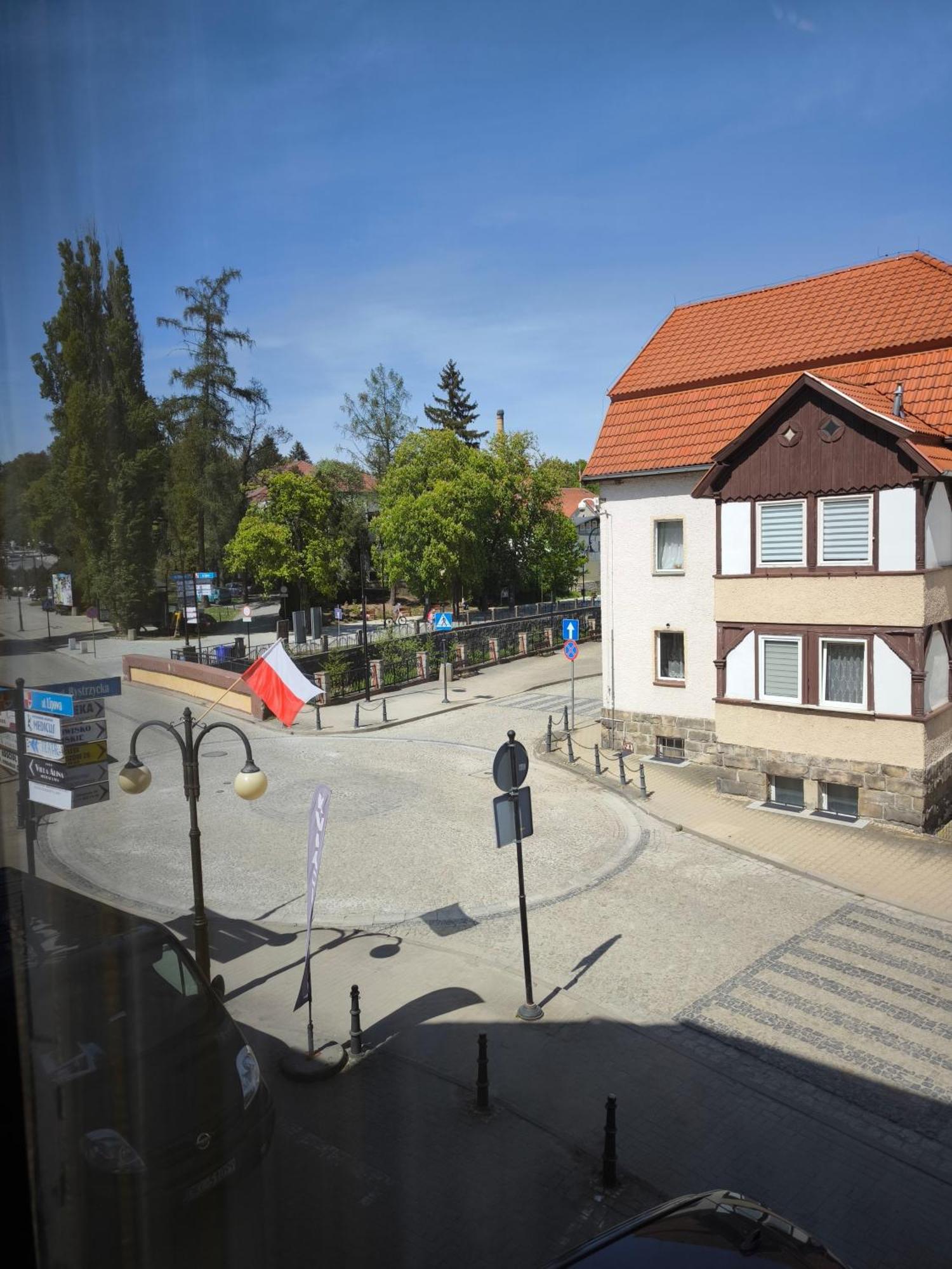 Uroczy Apartament Przy Deptaku Z Parkingiem. Polanica-Zdroj Dış mekan fotoğraf